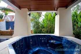 Talay Sawan Bang Saray, บ้านในบางเสร่, นาจอมเทียน