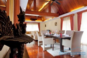 Talay Sawan Bang Saray, บ้านในบางเสร่, นาจอมเทียน